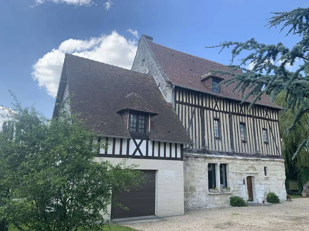 DANS LA VALLEE DE LA RISLE (EURE) MANOIR NORMAND EN PIERRES ET COLOMBAGES