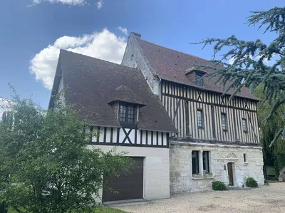 DANS LA VALLEE DE LA RISLE (EURE) MANOIR NORMAND EN PIERRES ET COLOMBAGES