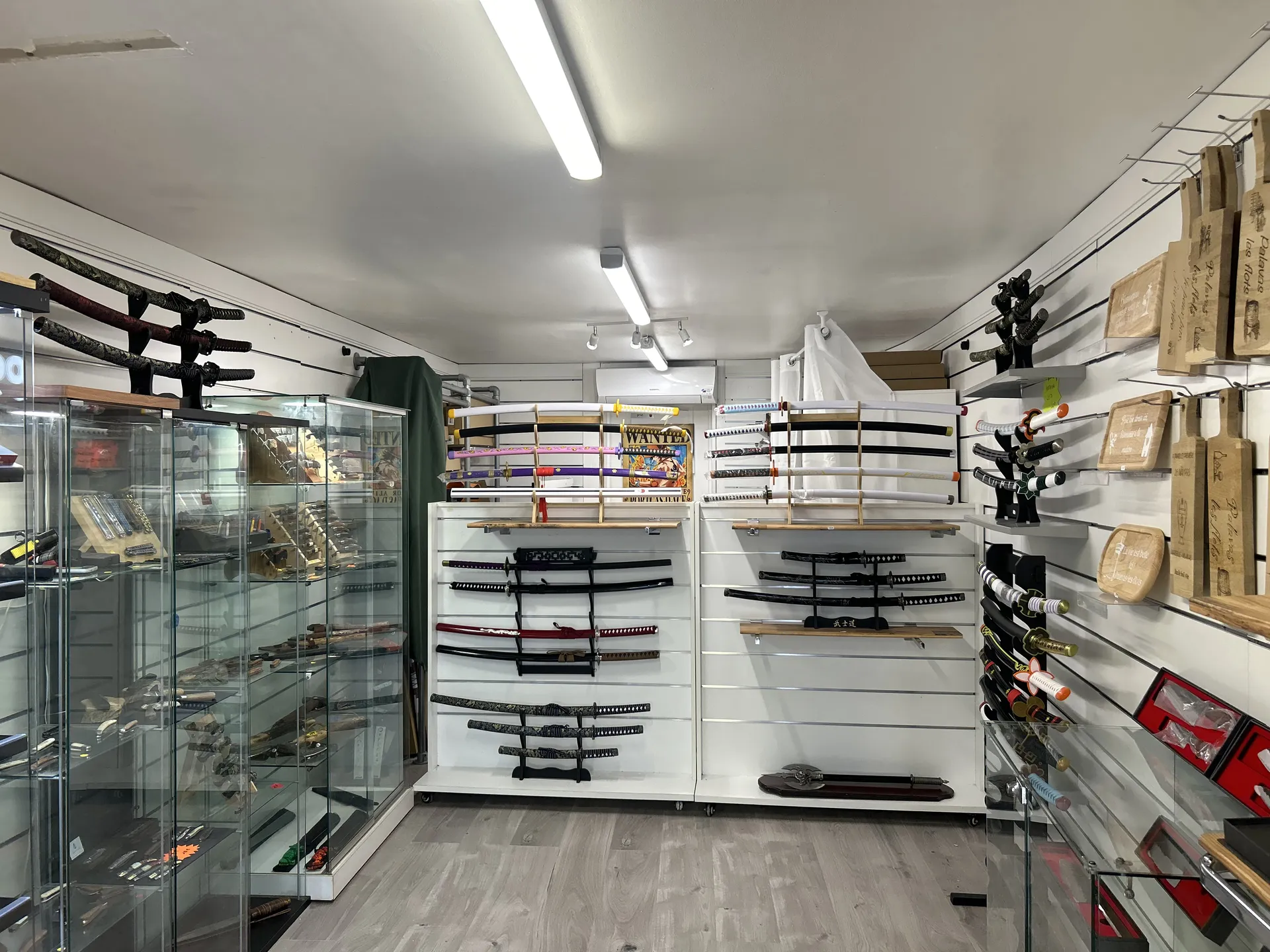 Boutique de couteaux artisanaux, gravure personnalisée, accessoires bois haut de gamme près de Montpellier et Palavas-les-Flots