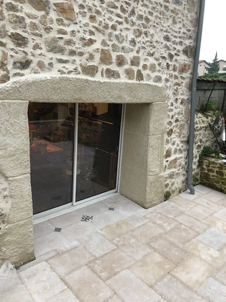 TERRASSE / DALLAGES EXTERIEURS EN PIERRE NATURELLE DE SAHARA BEIGE