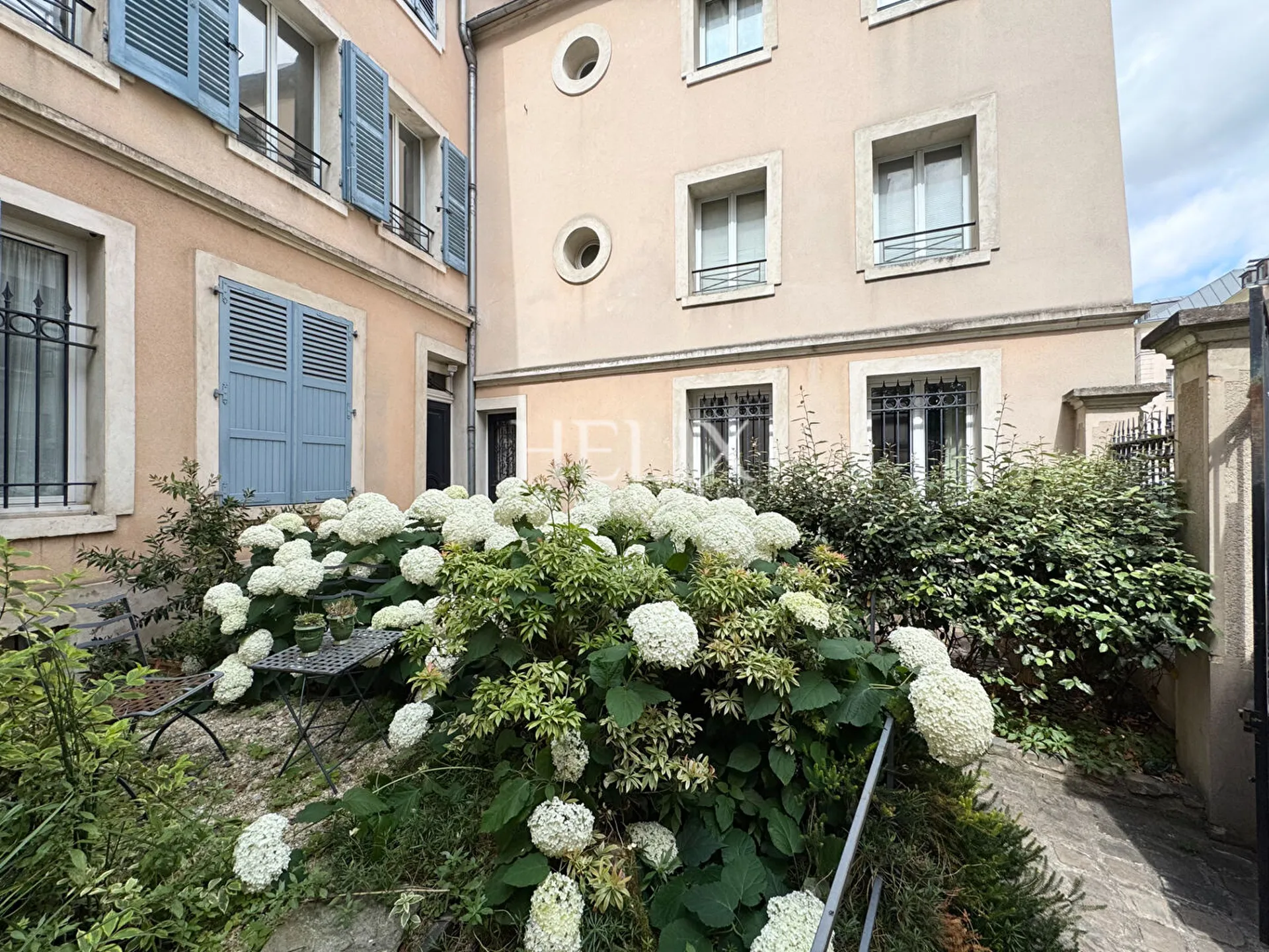 A louer centre ville de Saint Germain en Laye, un bel appartement deux pièces dans un immeuble ancien bien entretenu, à 5 mn à pied du RER A. 