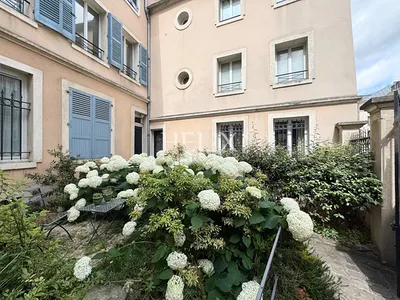 A louer centre ville de Saint Germain en Laye, un bel appartement deux pièces dans un immeuble ancien bien entretenu, à 5 mn à pied du RER A. 