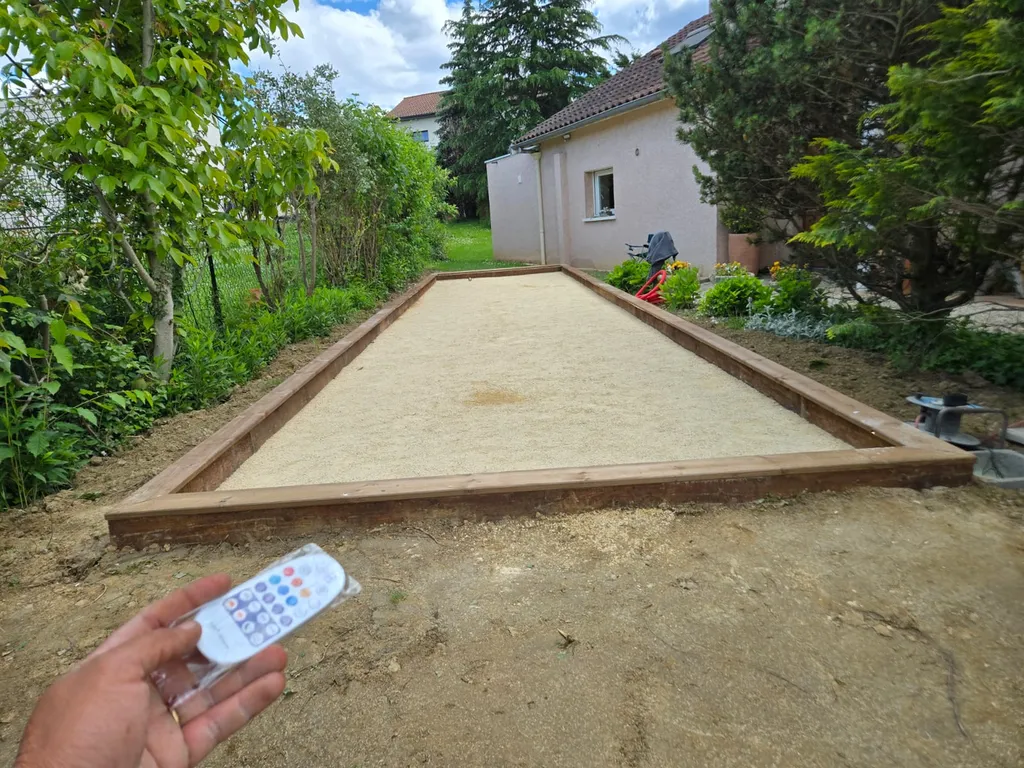 Création d'un terrain de pétanque pour un particulier à côté d'une maison individuelle à Collonges au Mont d'Or dans l'ouest lyonnais
