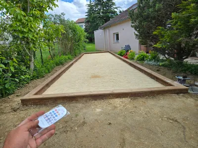 Création d'un terrain de pétanque pour un particulier à côté d'une maison individuelle à Collonges au Mont d'Or dans l'ouest lyonnais