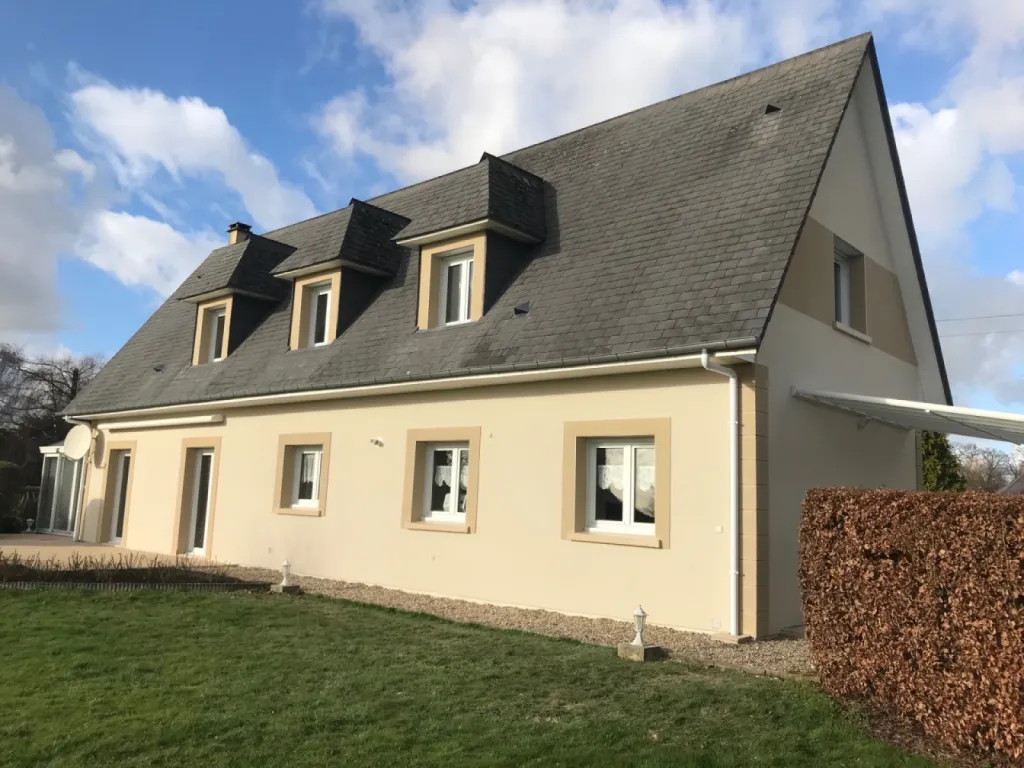 Réalisation d’un ravalement en enduit projeté à la chaux aérienne finition gratté fin proche Bolbec (76)