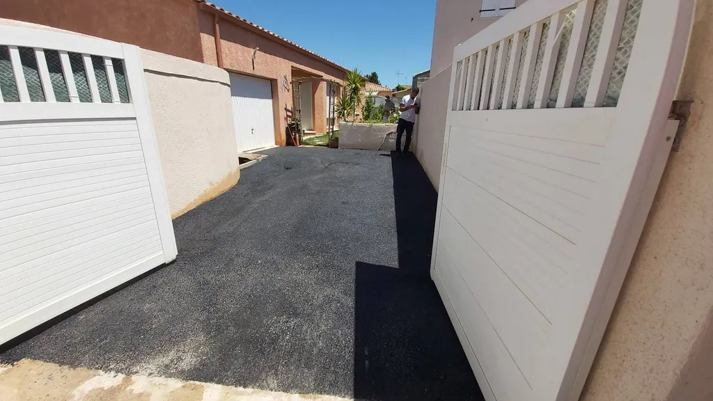 Réfection d'une cour en enrobé de bitume noir à Marignane dans les Bouches du Rhône