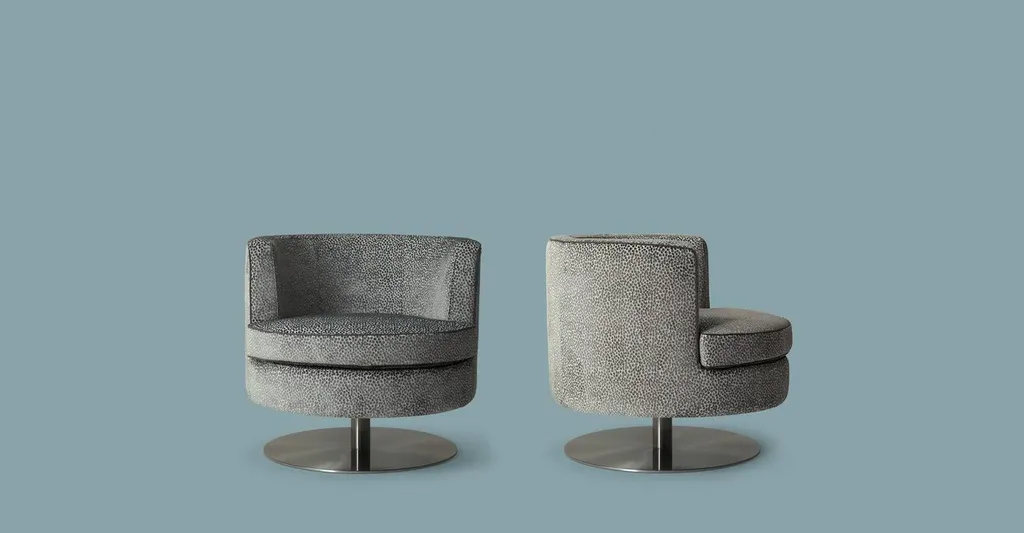 fauteuil de salon en tissu clair qui pivote à la valette