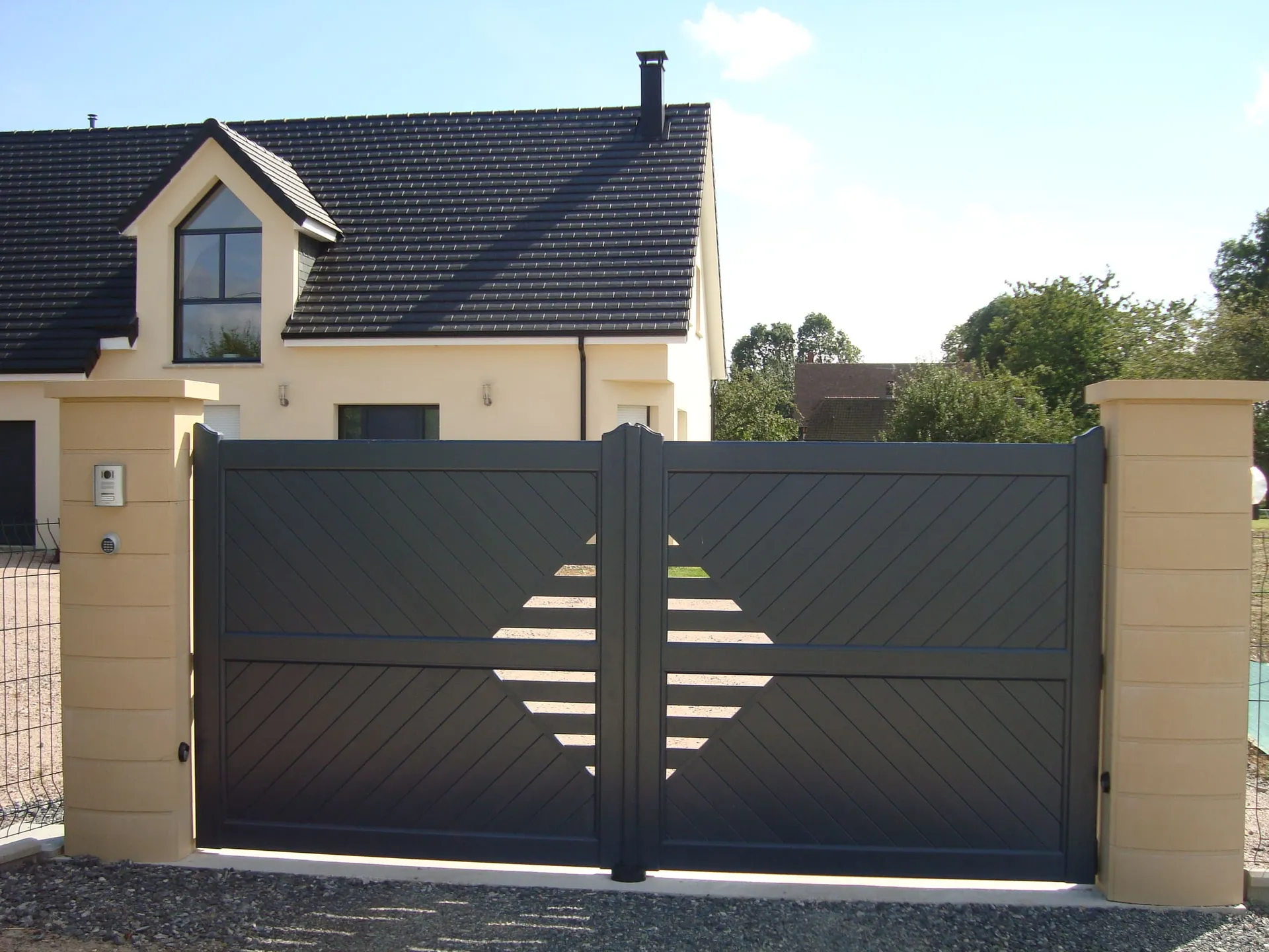 Installation de Portail en aluminium à battants motorisés à Rouen et sa région ou agglomération en Seine-Maritime 76