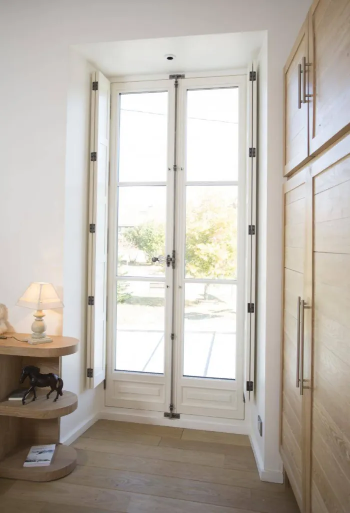 Faire appel à un expert pour la pose de fenêtres en bois pour une maison ancienne proche d'Étretat (76)