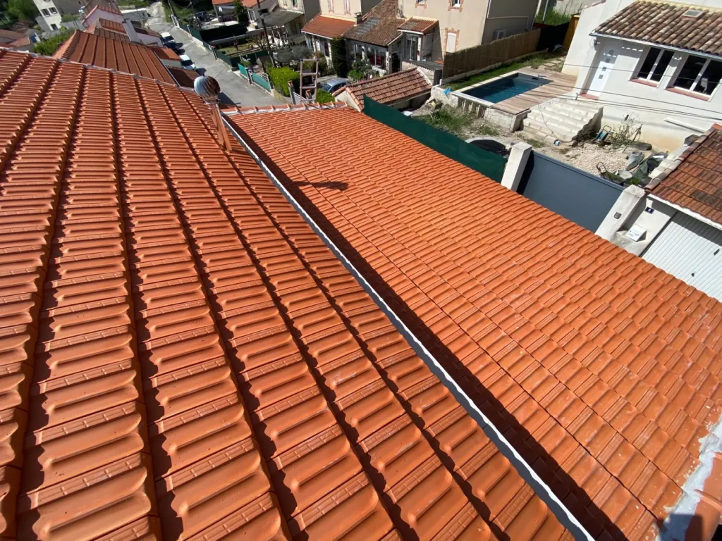 Changement d’une toiture tuiles plates de Marseille sur Gréasque près de Aix en Provence