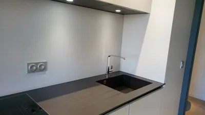 cuve par dessous et rainurage égouttoir granit