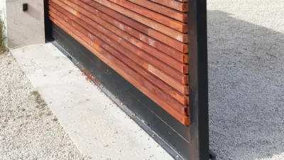 Innovation et Artisanat : Découverte de Notre Portail en Bois de Padouk par le Ferronnier 