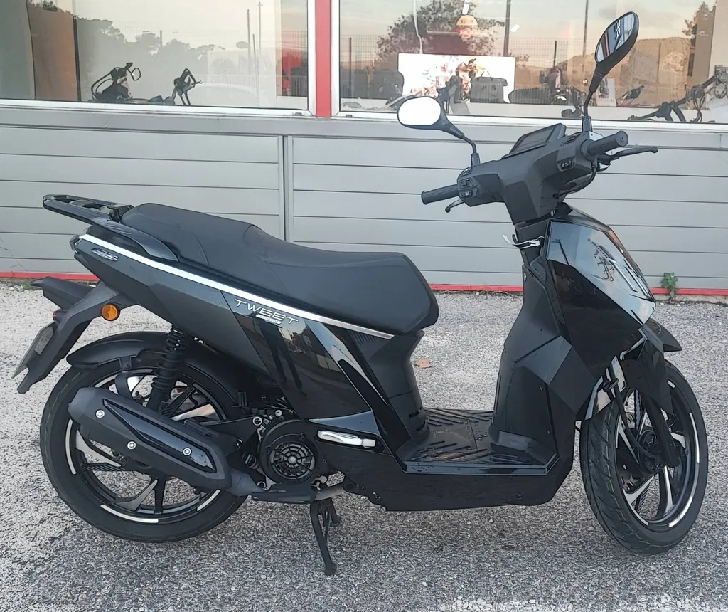 PEUGEOT TWEET 125 du 02/2025 avec 5200 km.