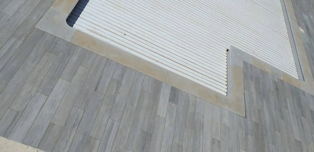 Construction piscine en béton avec terrasse finition effet bois