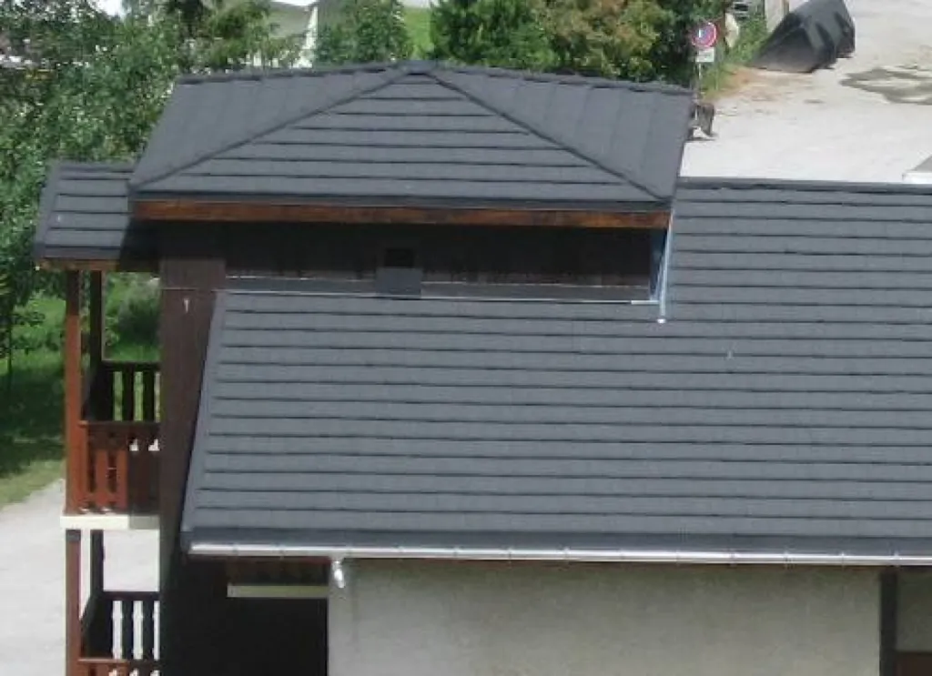 Détail de toiture en tuiles GERARD CORONA