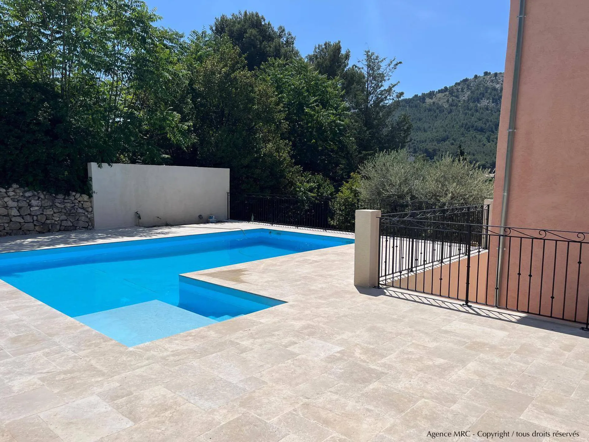 Architecte d'extérieur à Auriol : Aménagement et conception de travaux spécifiques pour la terrasse et la piscine, rénovation réalisée avec un architecte paysagiste expert