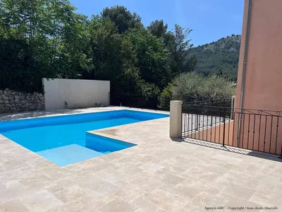 Architecte d'extérieur à Auriol : Aménagement et conception de travaux spécifiques pour la terrasse et la piscine, rénovation réalisée avec un architecte paysagiste expert