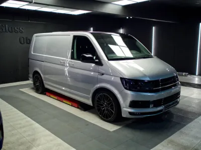 Ce Volkswagen Transporter T6 est protégé avec un PPF film de protection XPEL, assurant une résistance optimale face aux rayures et agressions urbaines.