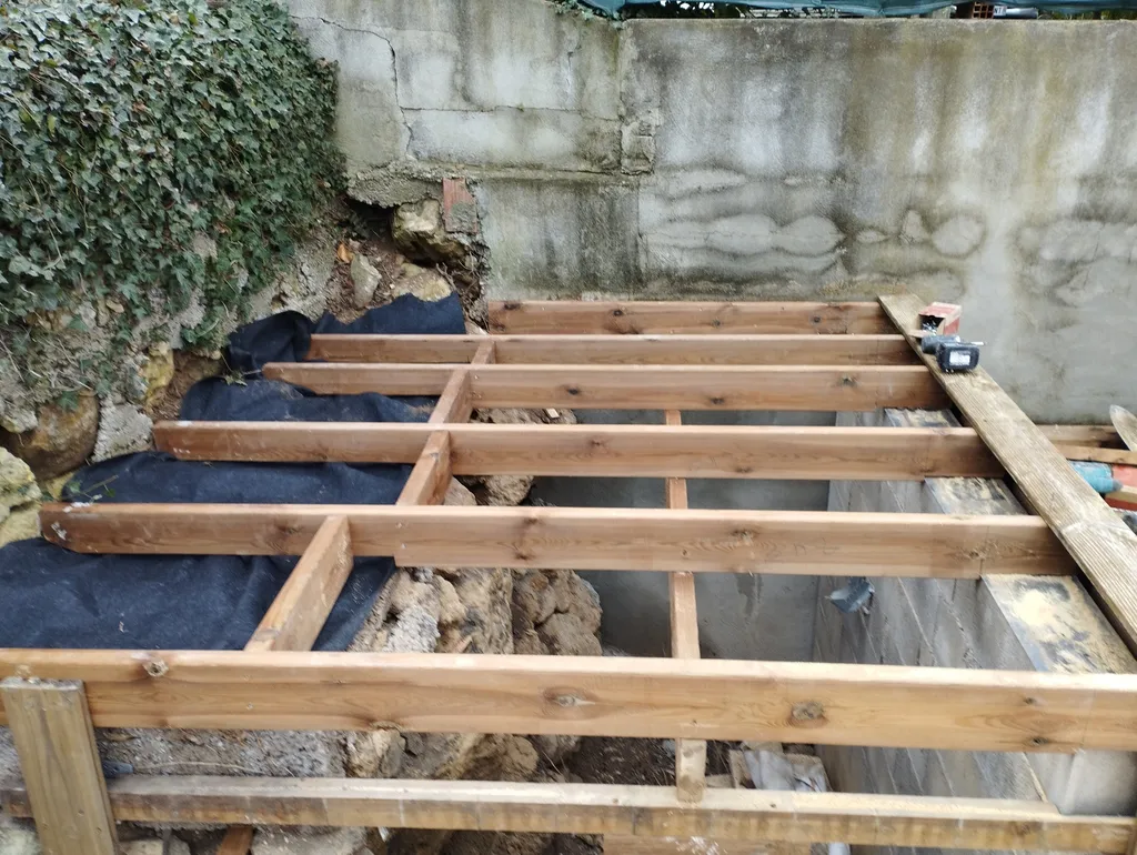 analyse d'une ancienne terrasse en douglas d'environ 70 mètres carrés démontage récupération du passage et remontage avec nouvelle structure à Poussan à côté de Sète dans l'Hérault