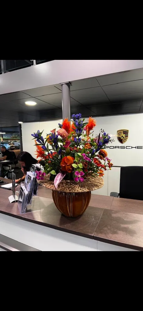 Réalisation et entretien hebdomadaire des bouquets de fleurs de la concession Porsche à Champagne-au-Mont-d'Or près de Lyon