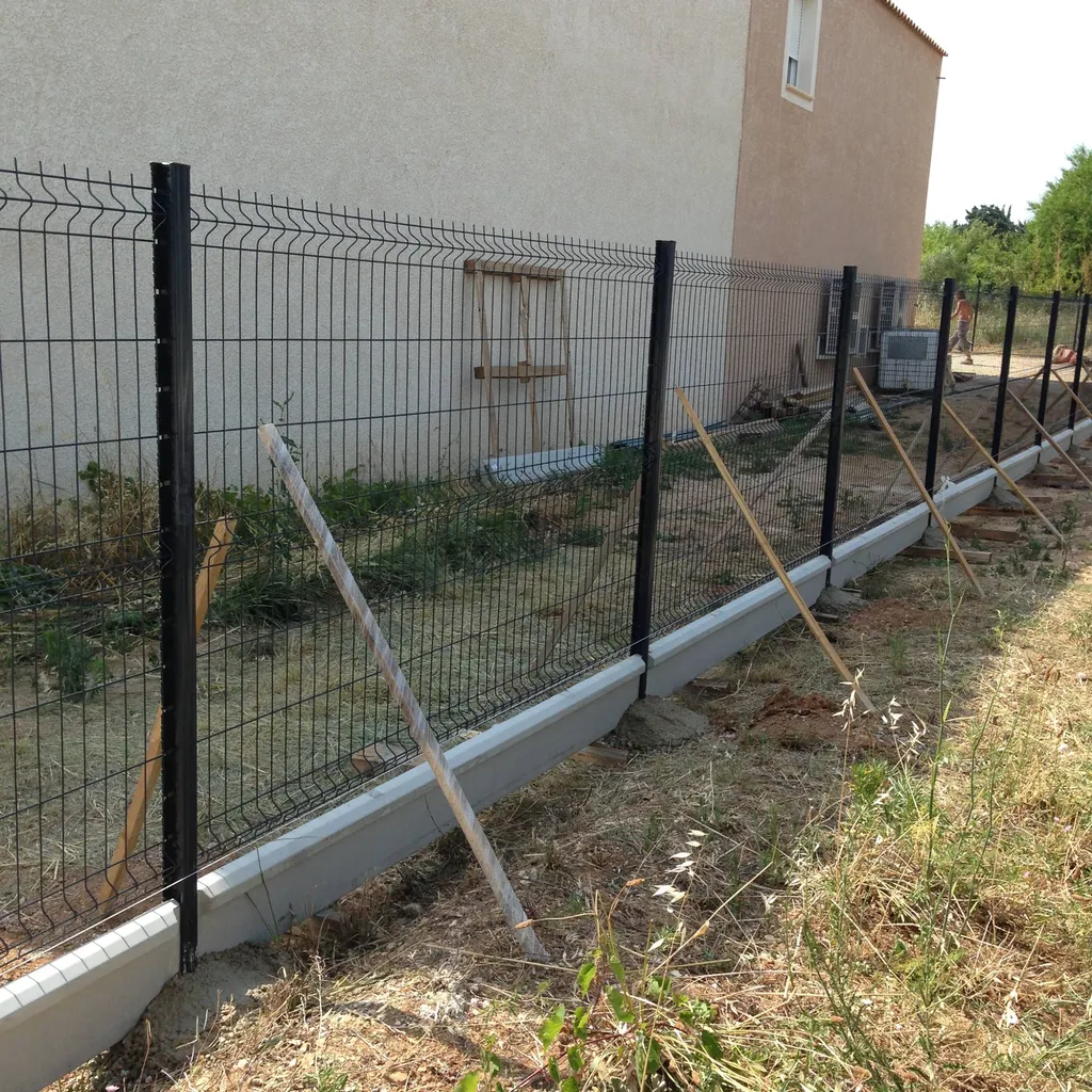 Clôture en panneaux soudés avec soubassement béton en 25 cm