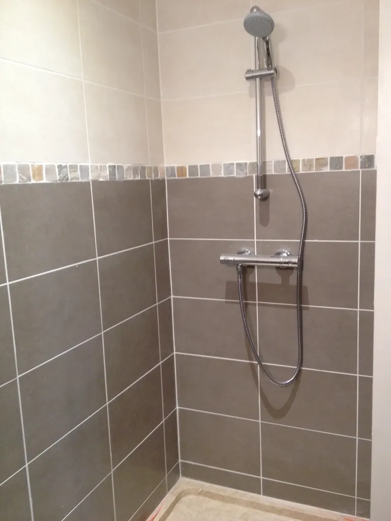 Douche à l’italienne installée lors de la rénovation complète d’une salle de bains à Oullins près de Lyon (Rhône – 69)