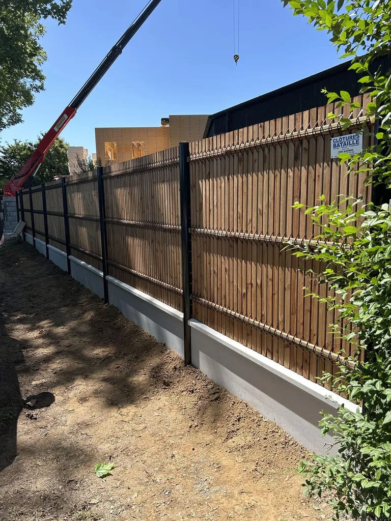 Installation de Clôture occultante mixte acier et bois, lames en bois et Poteaux métalliques à Lieurey dans l'Eure 27 et ses Alentours