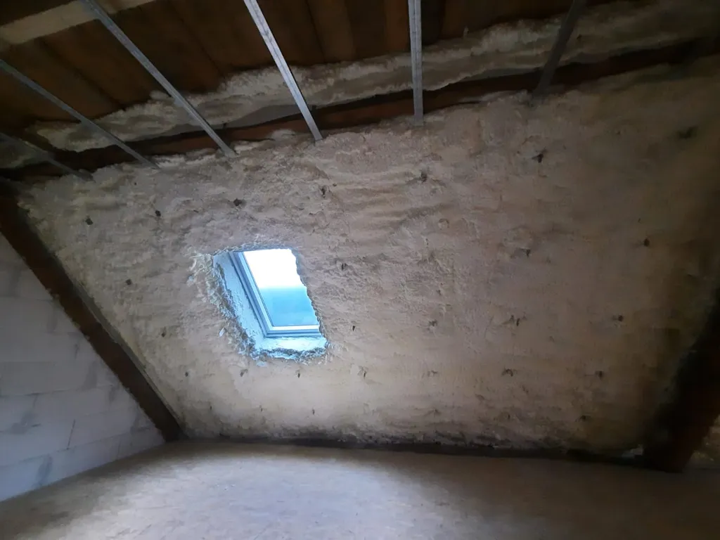 Isolation de rampants en mousse polyuréthane projetée à cellules ouvertes