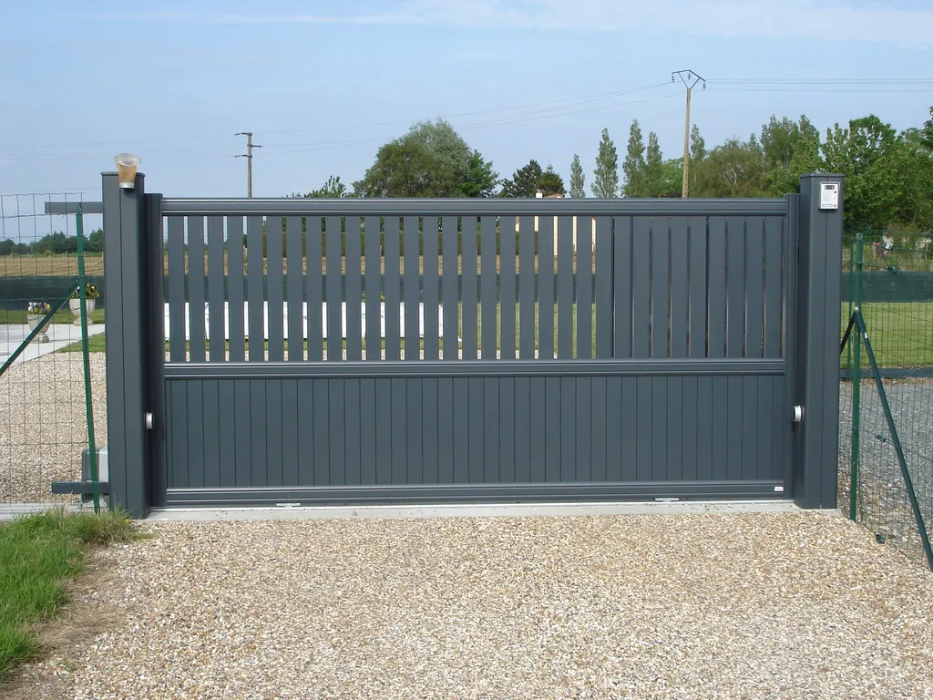Installation de Portail Alu Coulissant Motorisé sur Rail, Modèle Sur-Mesure, Haute Résistance à Lisieux dans le Calvados 14 et Pont-l'Évêque