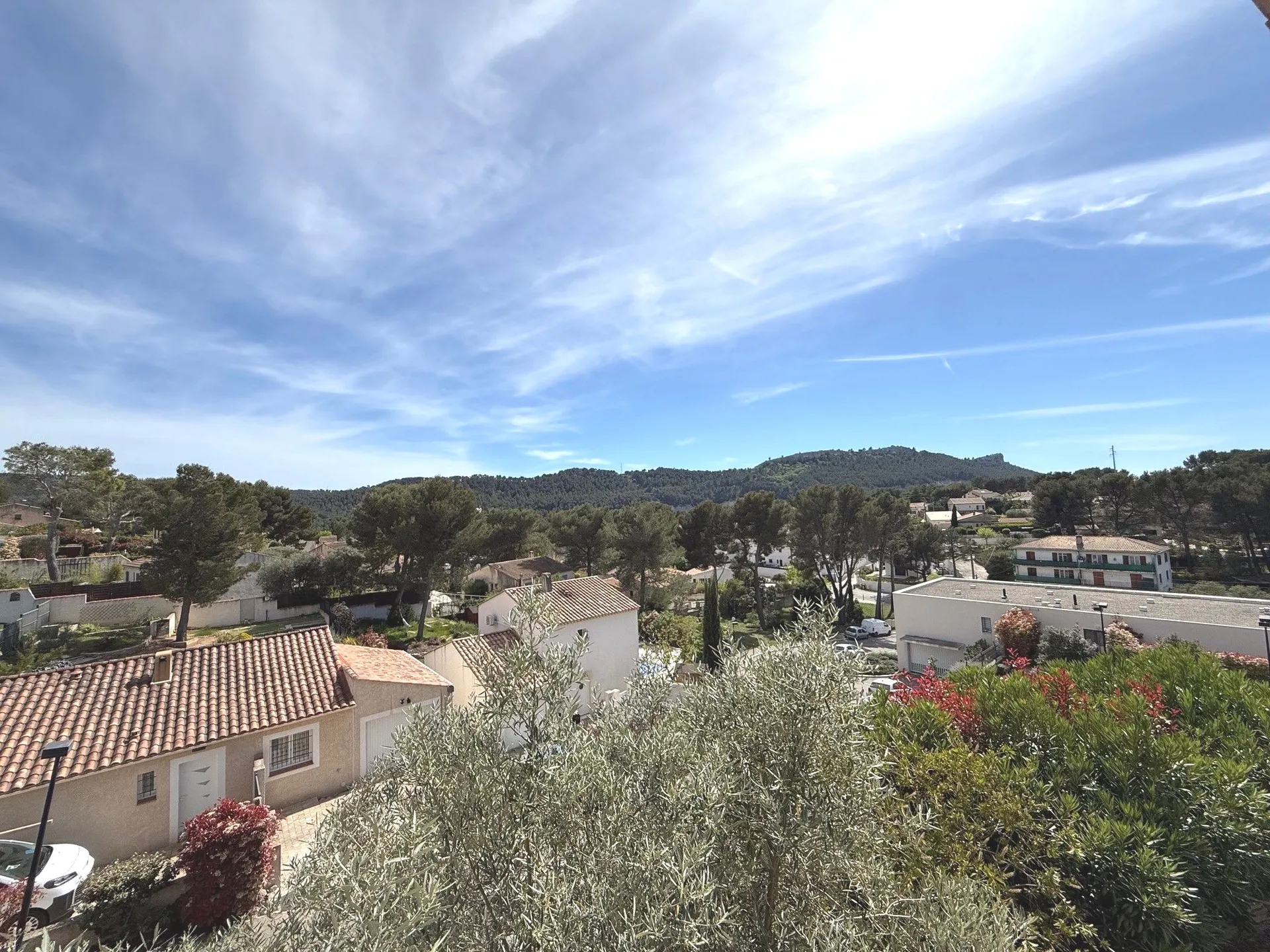 Vue dégagée sur le village de Roquefort la bédoule