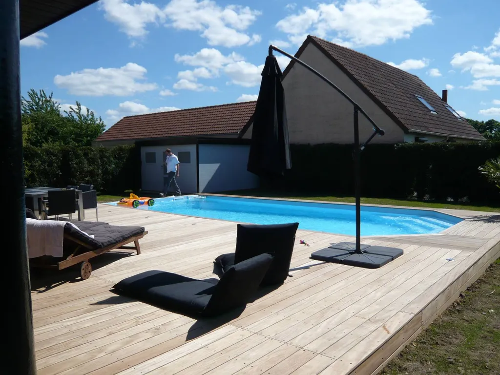 Piscine avec terrasse planchée