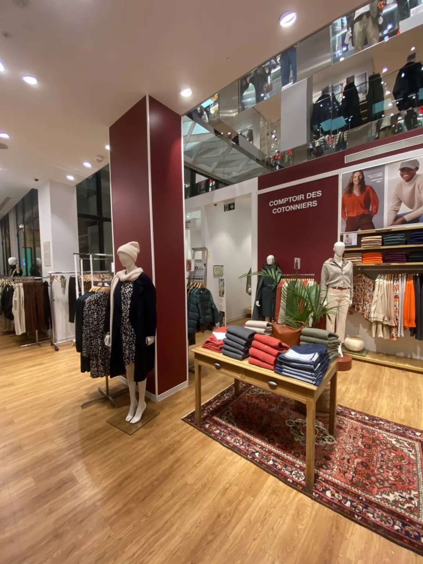 Réalisation et pose d'enseigne, d'adhésifs et de signalétique pour une boutique à Barcelone