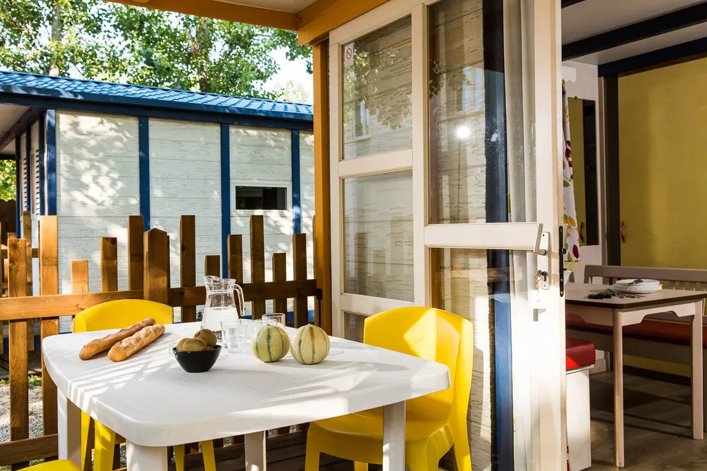 chalet 5 personnes bord de mer avec toboggans dans l'Hérault en camping familial