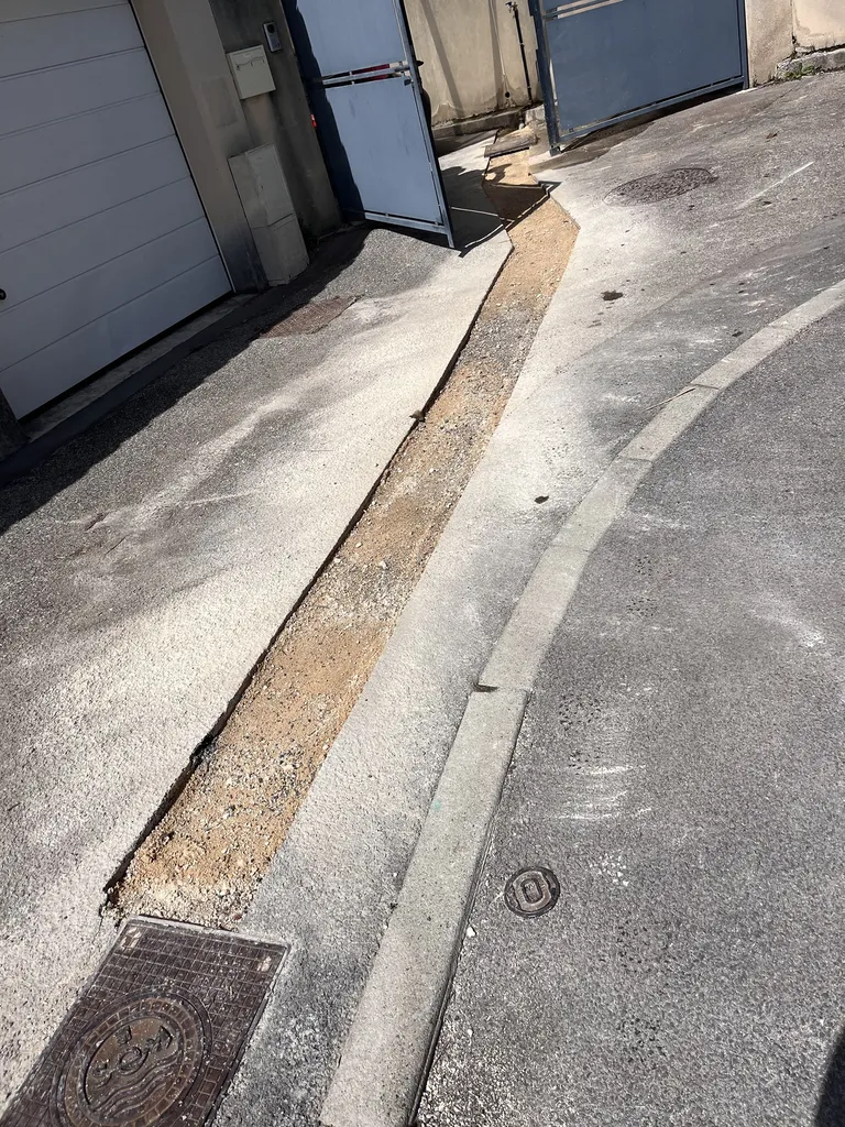 Travaux de remplacement canalisation eau potable avec tranchée complète et reprise enrobés à Marseille secteur Allauch