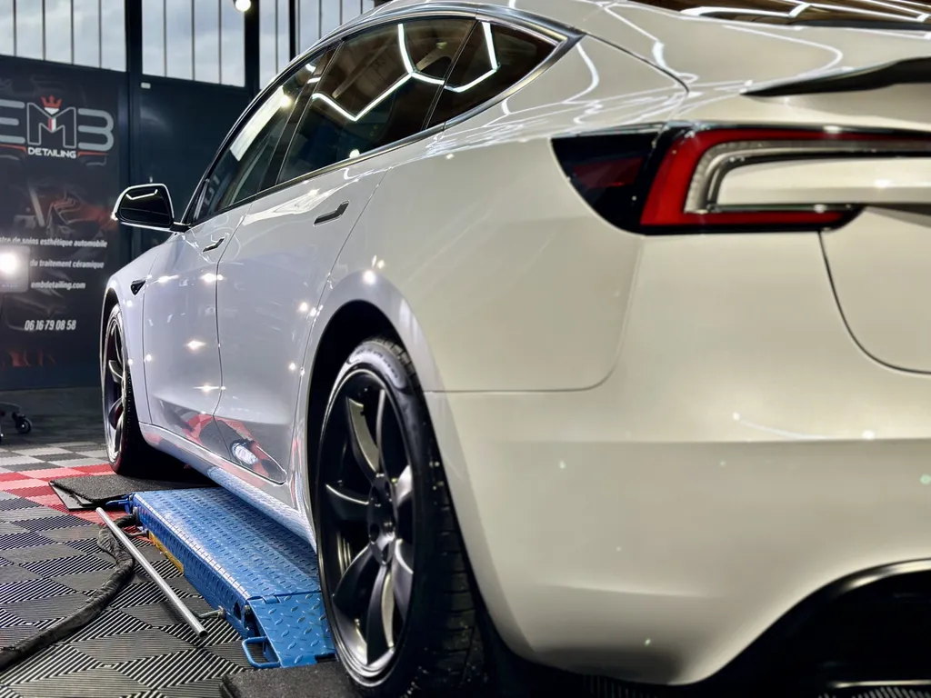 spécialiste du DETAILING sur Lyon Traitement céramique Tesla model 3 