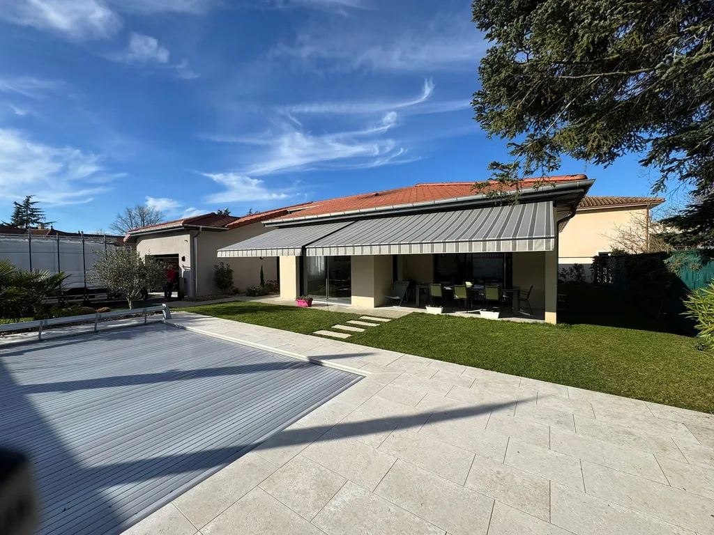 Installation de 2 stores extérieurs rayés Franciaflex électriques avec moteur Somfy et toile Dickson pour la terrasse et le salon à Genas proche Lyon