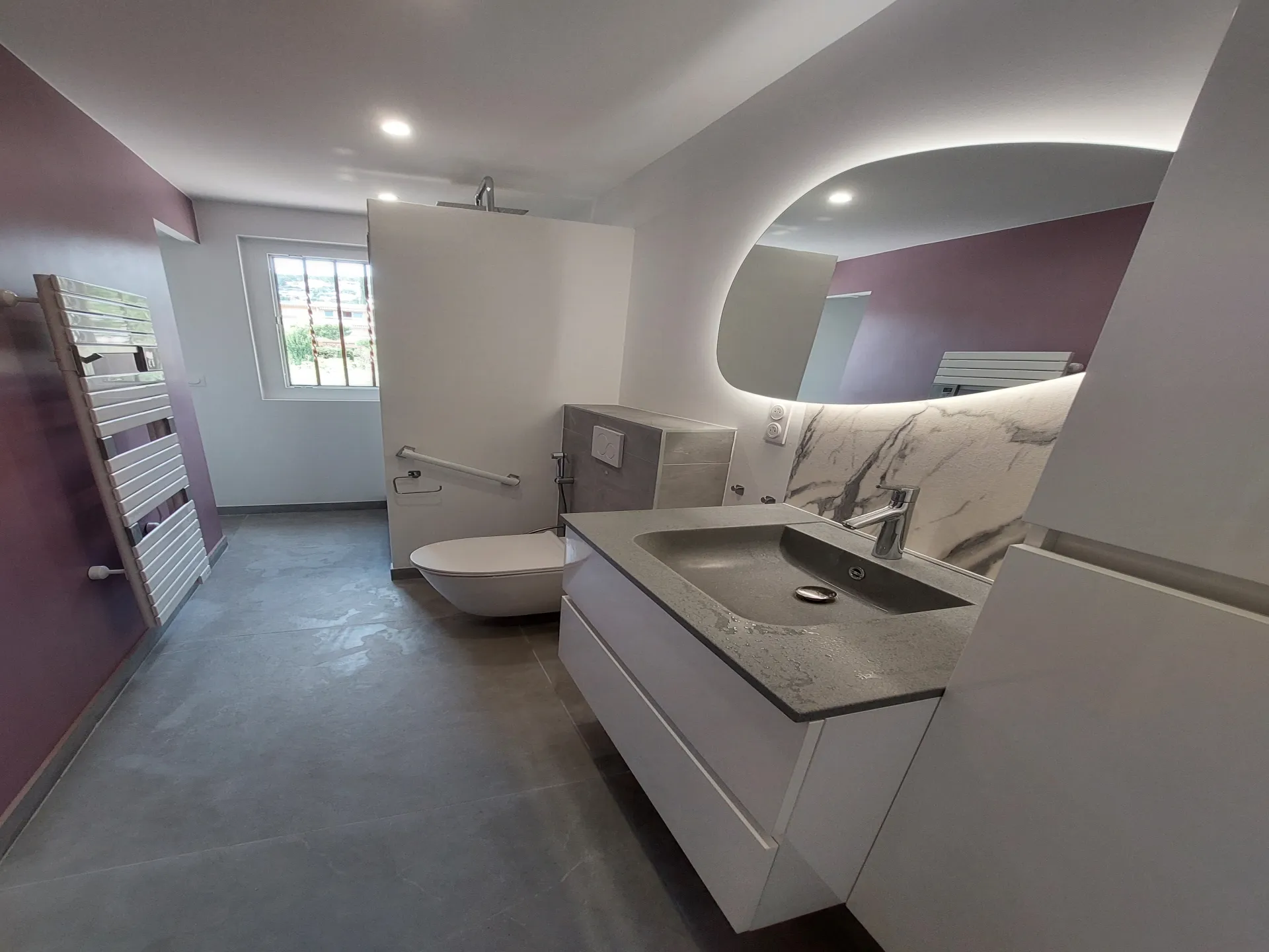 Intérieur d'une salle de bain tendance
