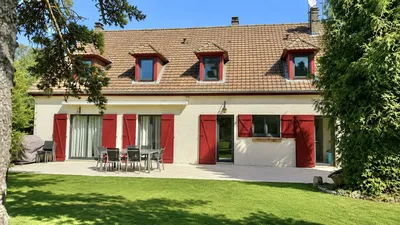 Propriété à vendre à Luneray, cette maison familiale de 212 m² est implantée sur un terrain clos et paysagé d’environ 2 500 m² avec une maison d’amis indépendante de 80 m².