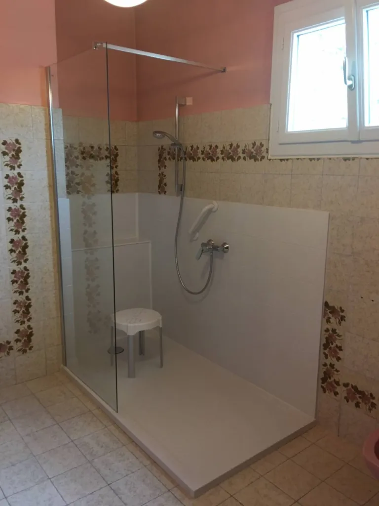 Remplacement baignoire par douche senior sécurisée