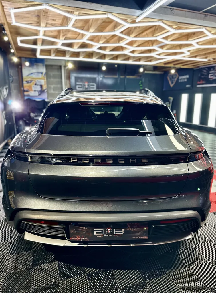 Spécialiste rénovation carrosserie Porsche lyon traitement céramique et film de protection PPF Porsche Taycan