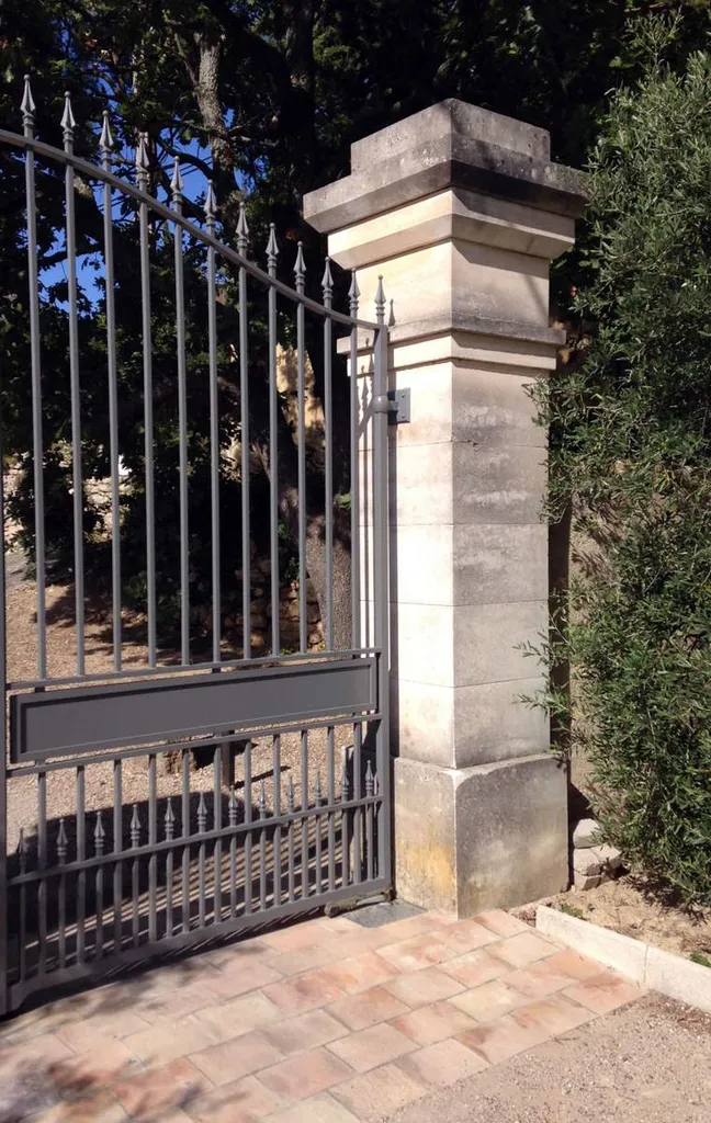 Aménagements extérieurs à proximité de Saint-Rémy-de-Provence-Détail des piliers et du seuil