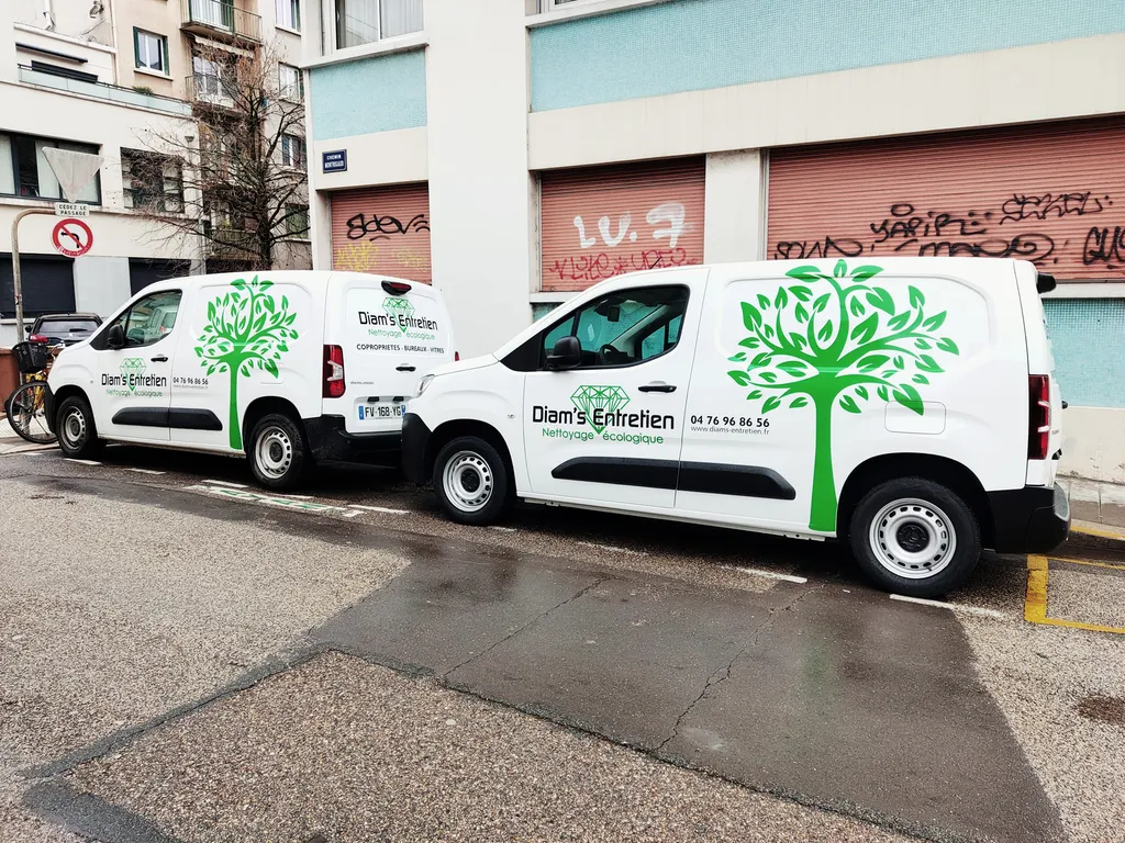 Réalisation du marquage de véhicules utilitaires pour la société de nettoyage écologique Diam’s Entretien à Grenoble afin de renforcer visibilité et notoriété locale