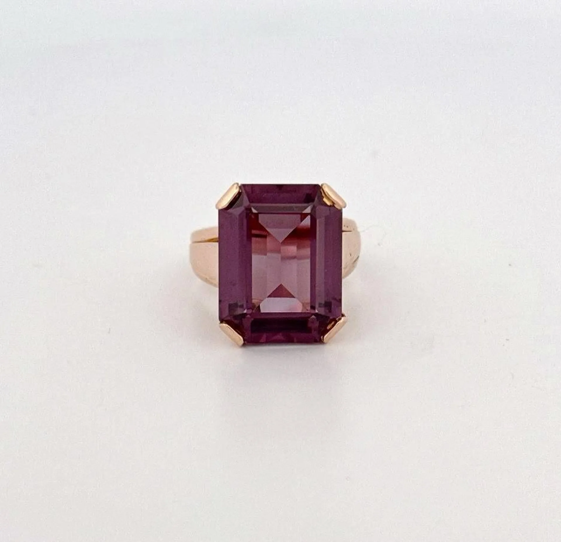 L'élégance redéfinie : découvrez la bague en améthyste synthétique chez Bijouterie Or Ligne à côté d'Arcachon