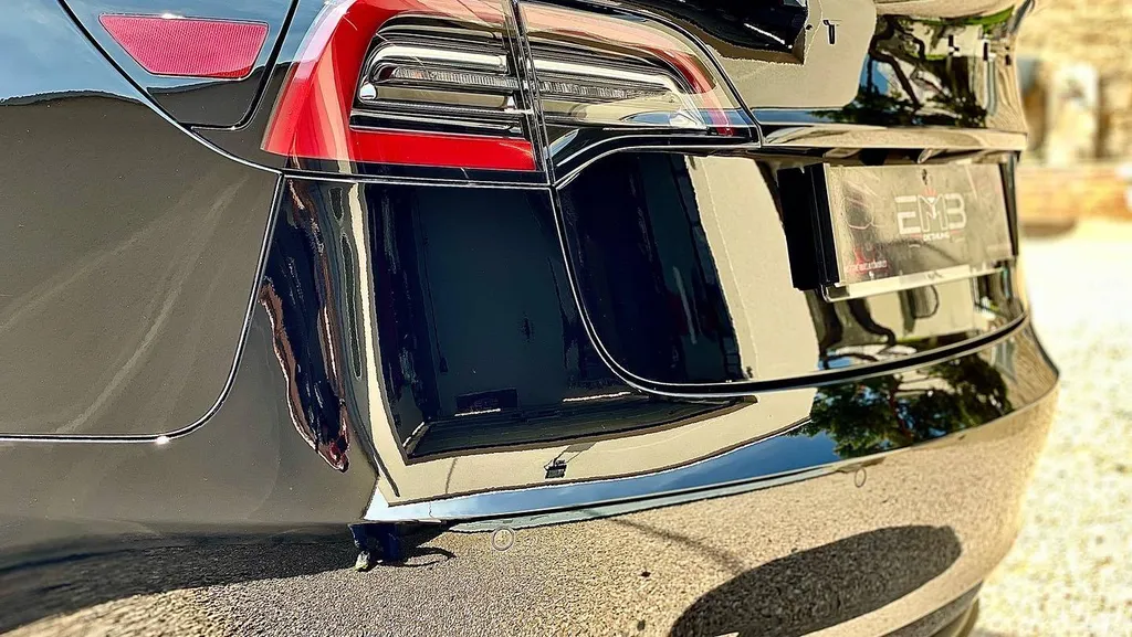 Rénovation et protection de carrosserie Tesla modèle 3 noir à Lyon