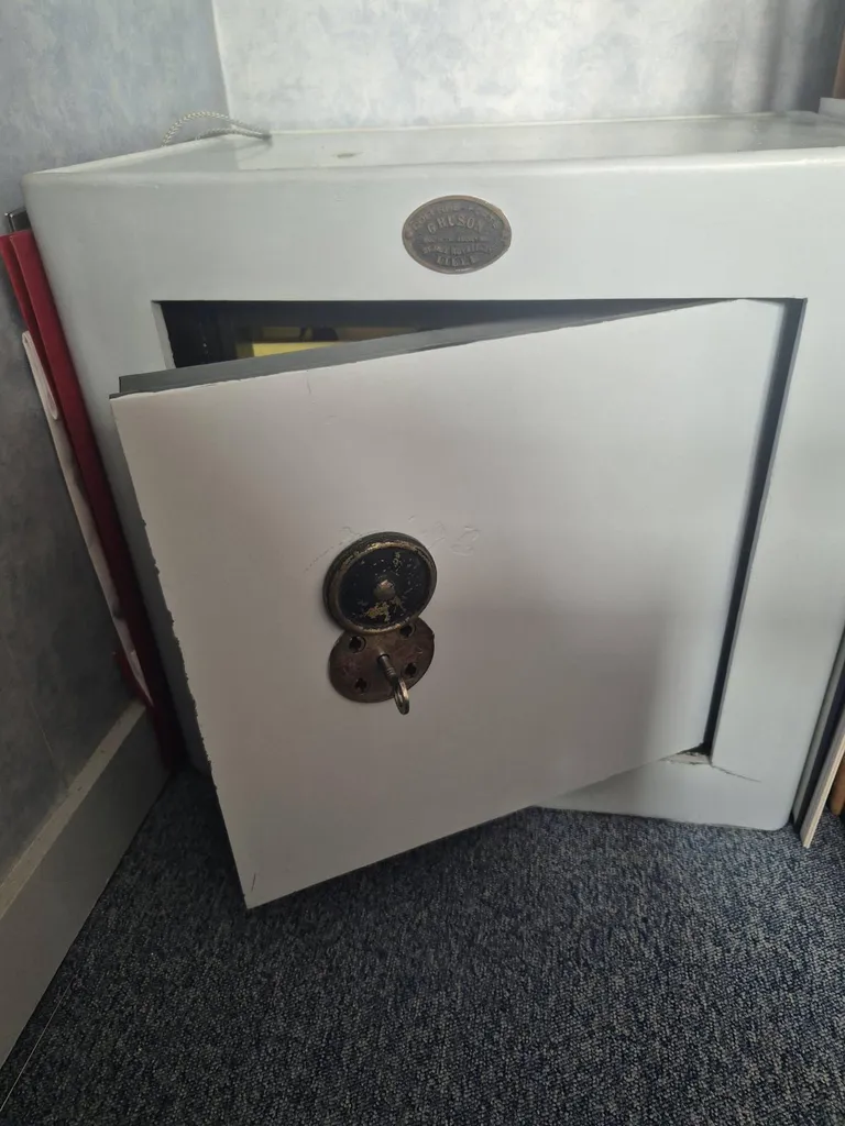 serrurier en train de dévérouiller un coffre fort à tinqueux