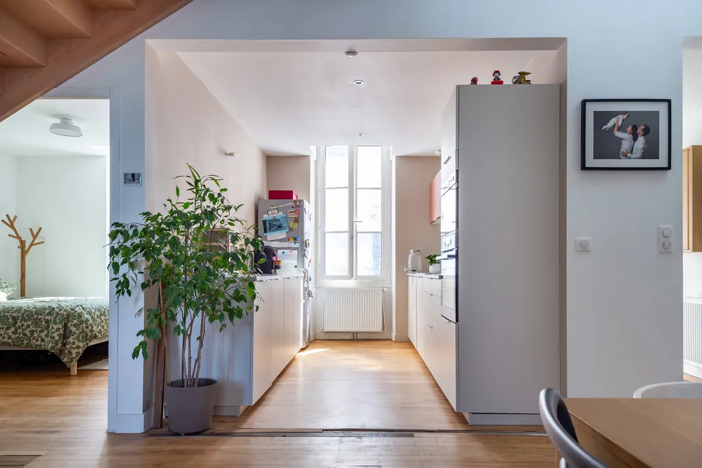 Entrée réagencée dans cette échoppe bordelaise par AKIKO ARCHITECTURE, connectant harmonieusement le rez-de-chaussée et l’étage créé par la surélévation côté jardin