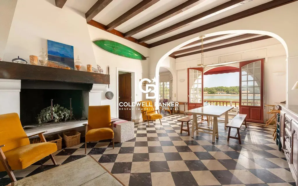 Villa d’architecte à vendre à Hossegor - première ligne sur le lac, parc paysager de 3 000 m² et tennis privé