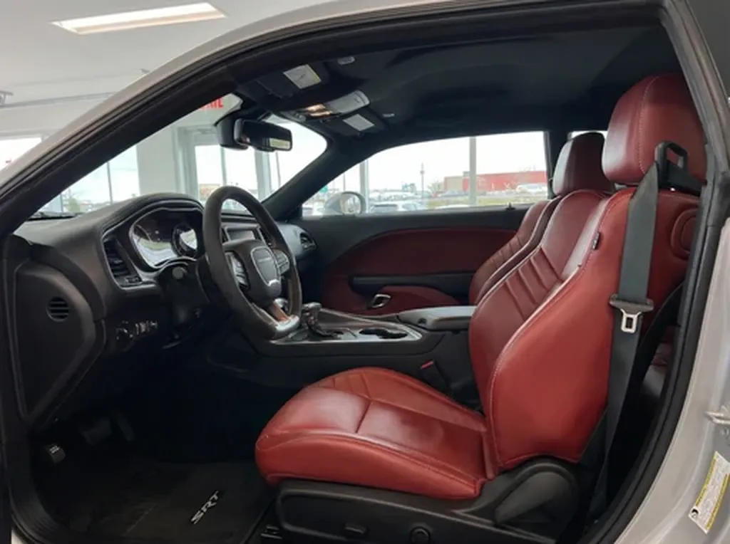 Cockpit Dodge Demon 170 intérieur performance SRT – muscle car collector Europe