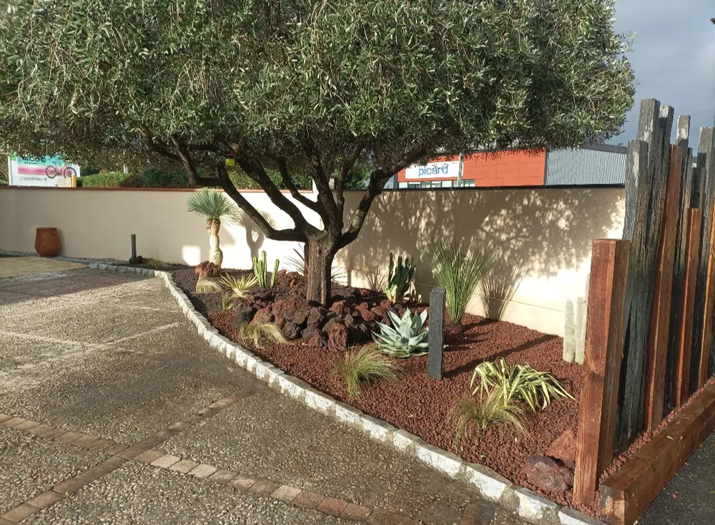 Massif thème Andalousie à Cornebarrieu près de Blagnac.
Votre paysagiste MAT'TAILLE vous conseille et vous accompagne tout au long de vos projets.