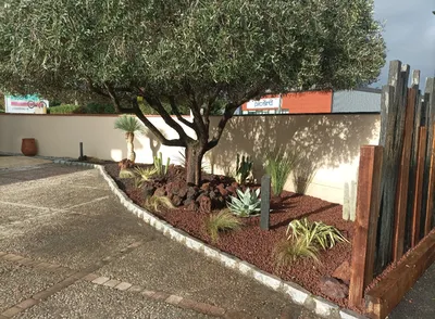 Massif thème Andalousie à Cornebarrieu près de Blagnac.
Votre paysagiste MAT'TAILLE vous conseille et vous accompagne tout au long de vos projets.